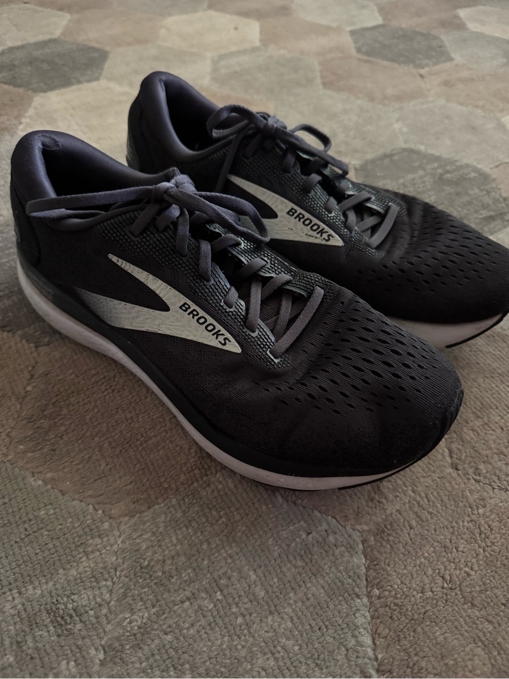 Brooks Men’s Size 11 Black Gray Running Shoes Sneakers